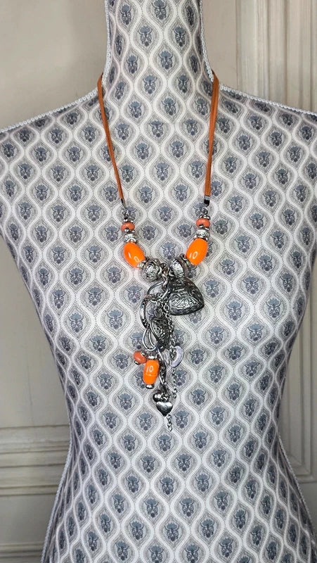collier sautoir vintage - neuf - daim - jaune ou orange - pendentif pierre argenté rond effet léopard charms - chic