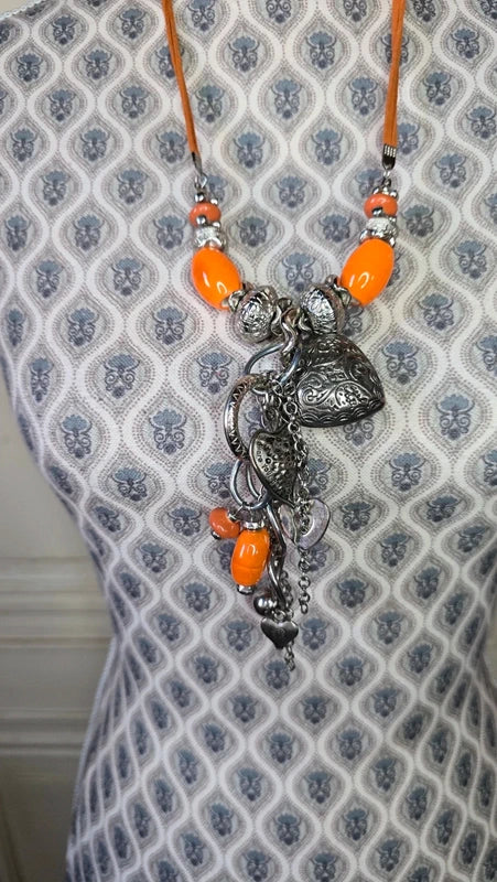 collier sautoir vintage - neuf - daim - jaune ou orange - pendentif pierre argenté rond effet léopard charms - chic