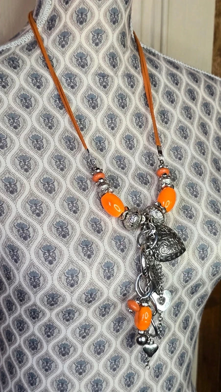 collier sautoir vintage - neuf - daim - jaune ou orange - pendentif pierre argenté rond effet léopard charms - chic