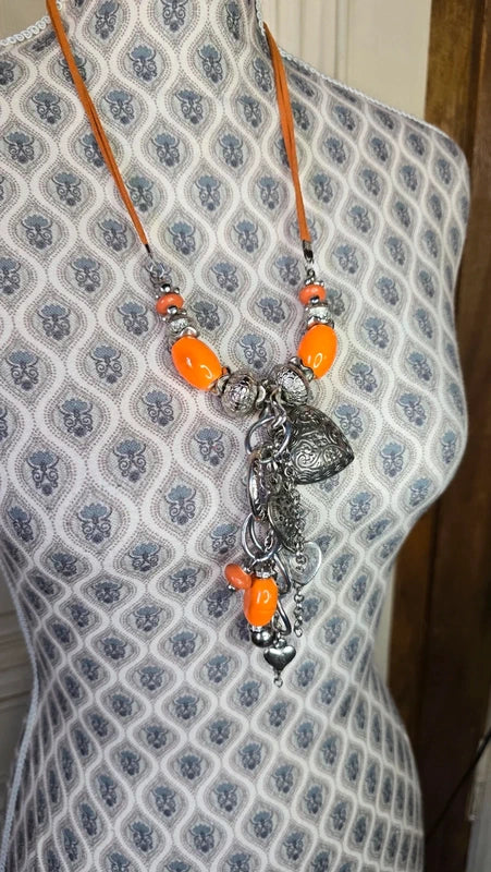 collier sautoir vintage - neuf - daim - jaune ou orange - pendentif pierre argenté rond effet léopard charms - chic