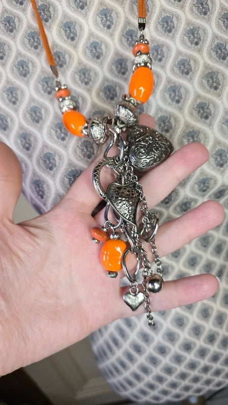 collier sautoir vintage - neuf - daim - jaune ou orange - pendentif pierre argenté rond effet léopard charms - chic