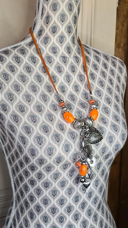 collier sautoir vintage - neuf - daim - jaune ou orange - pendentif pierre argenté rond effet léopard charms - chic