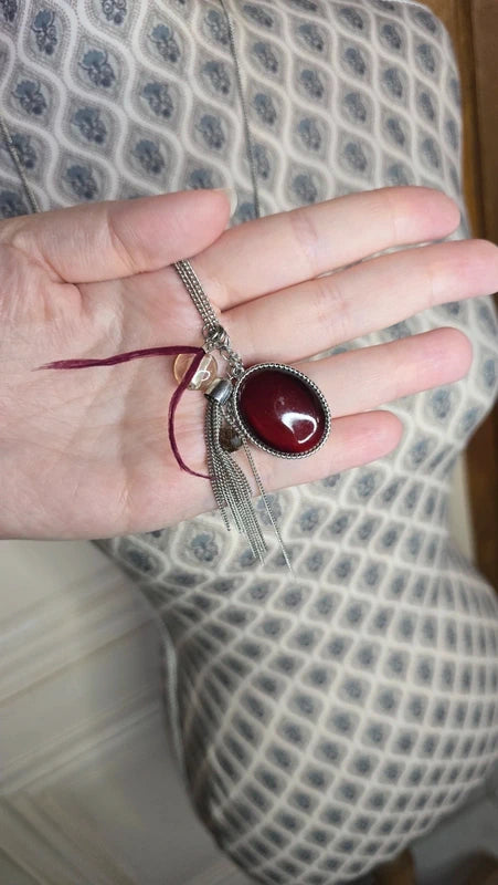 collier sautoir - chaine argenté - pendentif breloque charms perle cabochon pierre rouge bordeaux rose pampille - chic