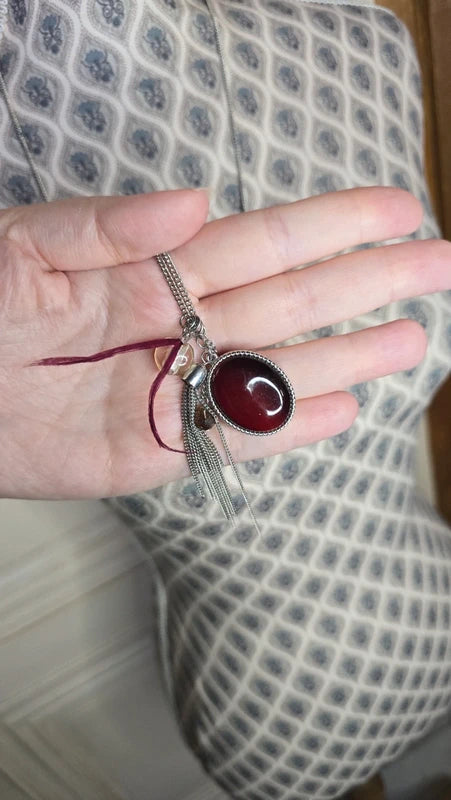 collier sautoir - chaine argenté - pendentif breloque charms perle cabochon pierre rouge bordeaux rose pampille - chic