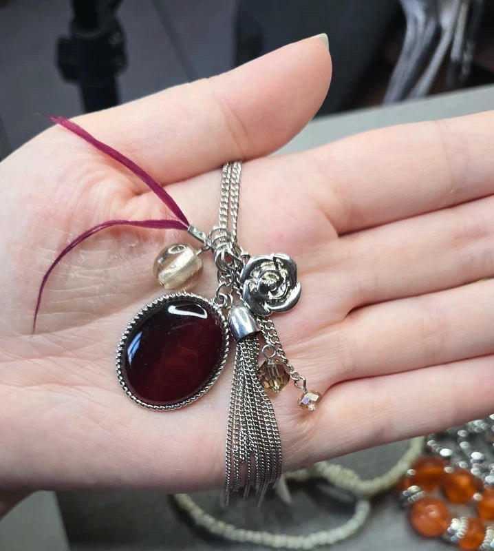 collier sautoir - chaine argenté - pendentif breloque charms perle cabochon pierre rouge bordeaux rose pampille - chic