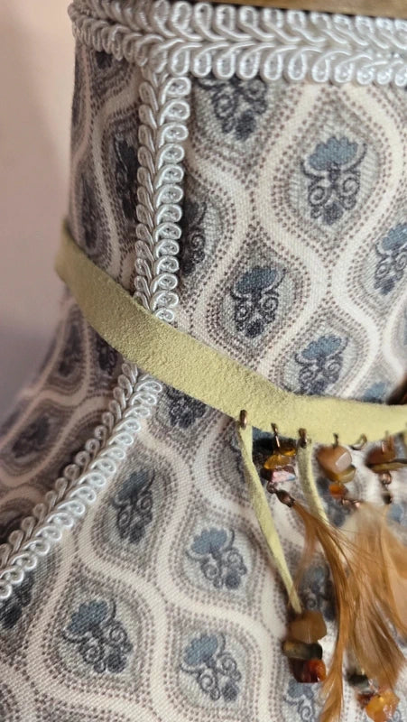 collier ras de cou shoker vintage - beige daim - plumes pierres - esprit bohème gipsy