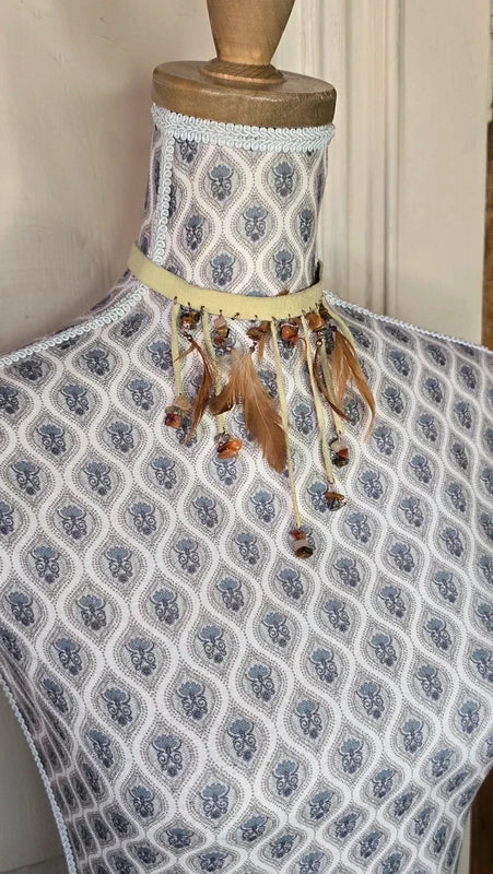 collier ras de cou shoker vintage - beige daim - plumes pierres - esprit bohème gipsy
