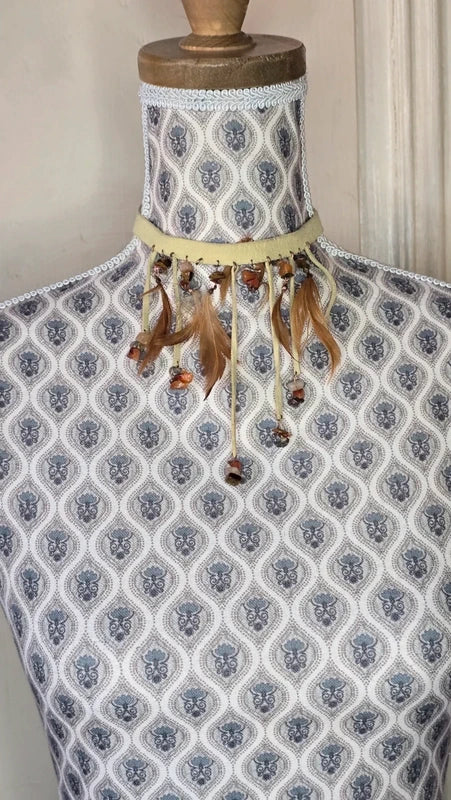 collier ras de cou shoker vintage - beige daim - plumes pierres - esprit bohème gipsy
