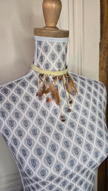 collier ras de cou shoker vintage - beige daim - plumes pierres - esprit bohème gipsy