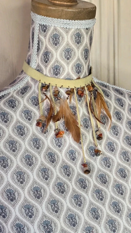 collier ras de cou shoker vintage - beige daim - plumes pierres - esprit bohème gipsy