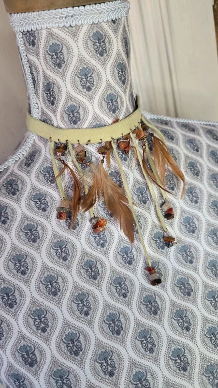 collier ras de cou shoker vintage - beige daim - plumes pierres - esprit bohème gipsy