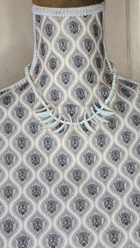 collier vintage - mixte - effet dent requin pierre - effet ivoire - en nacre - perle blanc - tribal sauvage