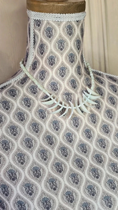 collier vintage - mixte - effet dent requin pierre - effet ivoire - en nacre - perle blanc - tribal sauvage