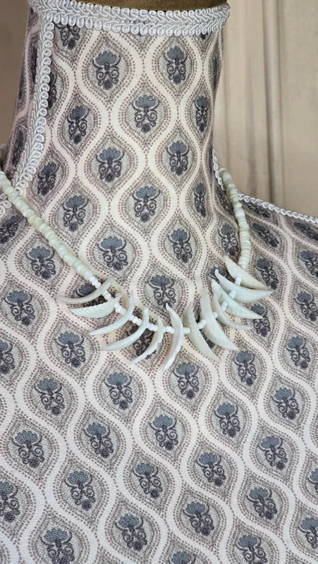 collier vintage - mixte - effet dent requin pierre - effet ivoire - en nacre - perle blanc - tribal sauvage