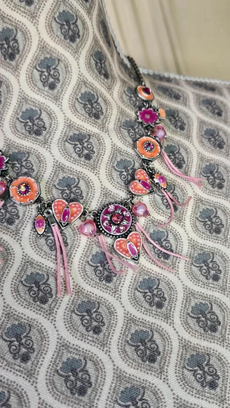 collier - neuf - marque d'ANA - chaine argenté acier inoxydable - perles pierres strass coeur pendentif émaille pampille - rose corail