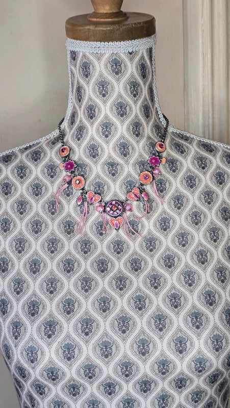 collier - neuf - marque d'ANA - chaine argenté acier inoxydable - perles pierres strass coeur pendentif émaille pampille - rose corail