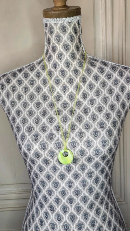 collier sautoir vintage - organza vert irisé - pendentif rond pierre en nacre vert pomme - chic