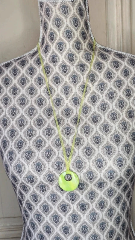 collier sautoir vintage - organza vert irisé - pendentif rond pierre en nacre vert pomme - chic