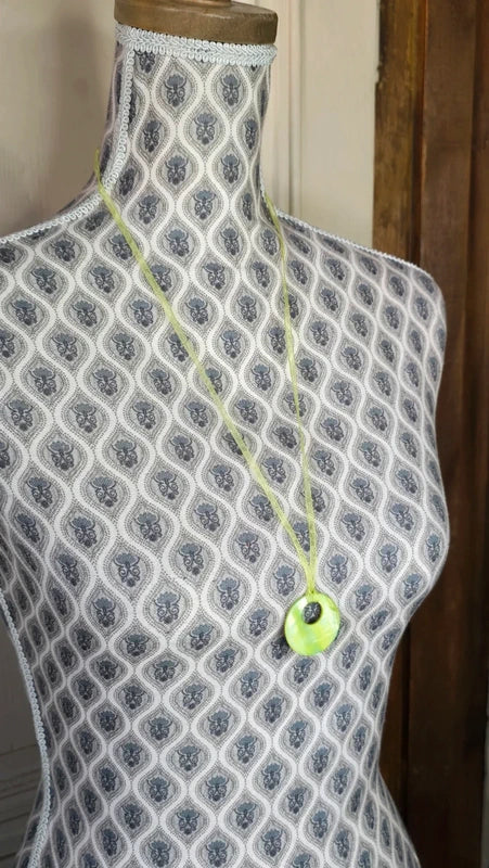 collier sautoir vintage - organza vert irisé - pendentif rond pierre en nacre vert pomme - chic