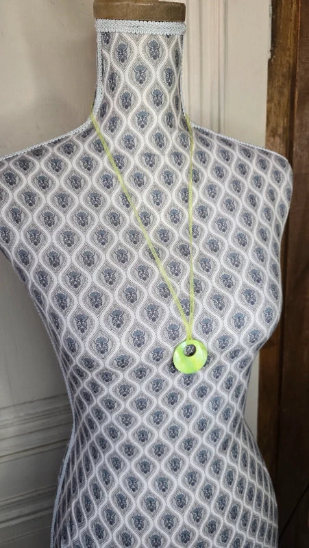 collier sautoir vintage - organza vert irisé - pendentif rond pierre en nacre vert pomme - chic