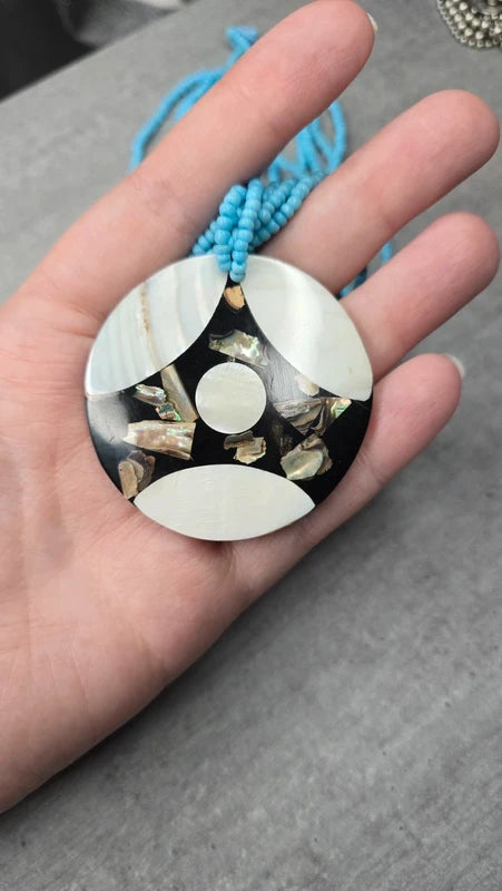 collier vintage - neuf - multi rang perles bleu turquoise - pendentif rond nacre noir blanc irisé bohème