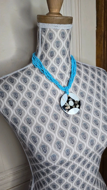 collier vintage - neuf - multi rang perles bleu turquoise - pendentif rond nacre noir blanc irisé bohème