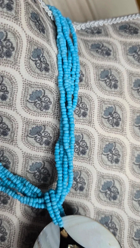 collier vintage - neuf - multi rang perles bleu turquoise - pendentif rond nacre noir blanc irisé bohème