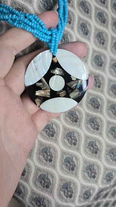 collier vintage - neuf - multi rang perles bleu turquoise - pendentif rond nacre noir blanc irisé bohème