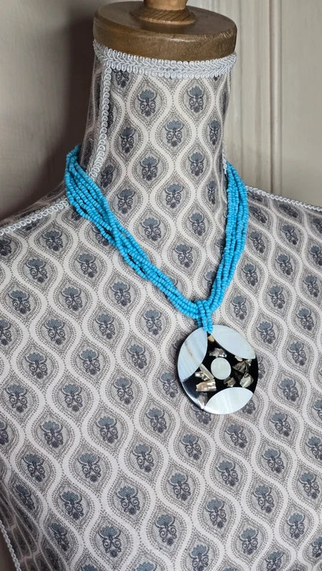 collier vintage - neuf - multi rang perles bleu turquoise - pendentif rond nacre noir blanc irisé bohème
