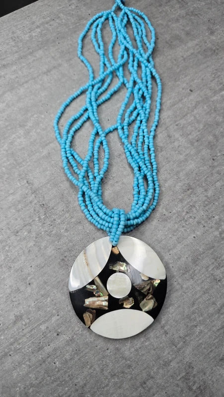 collier vintage - neuf - multi rang perles bleu turquoise - pendentif rond nacre noir blanc irisé bohème