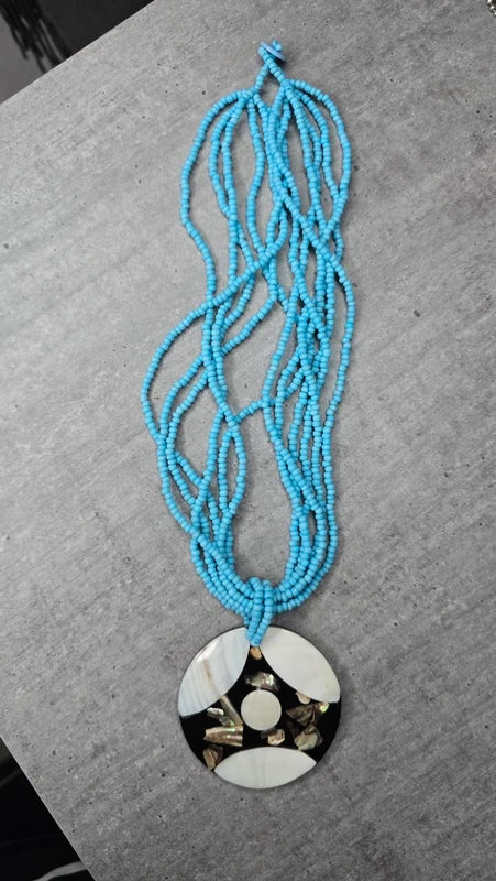 collier vintage - neuf - multi rang perles bleu turquoise - pendentif rond nacre noir blanc irisé bohème