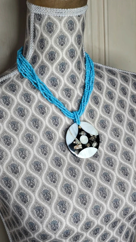 collier vintage - neuf - multi rang perles bleu turquoise - pendentif rond nacre noir blanc irisé bohème