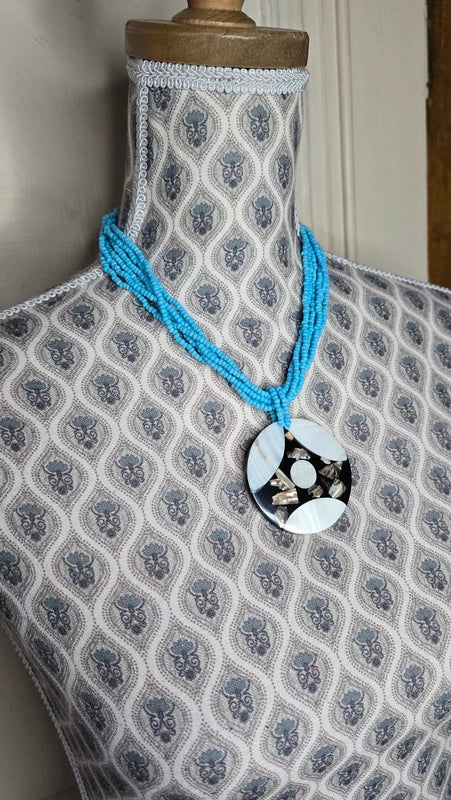 collier vintage - neuf - multi rang perles bleu turquoise - pendentif rond nacre noir blanc irisé bohème