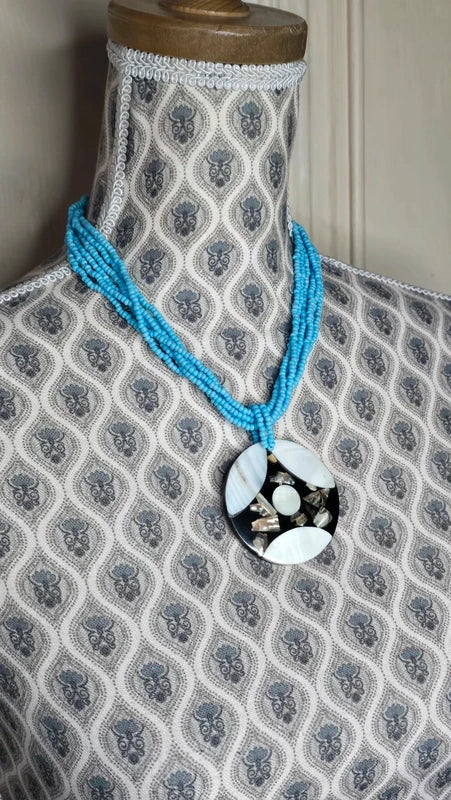 collier vintage - neuf - multi rang perles bleu turquoise - pendentif rond nacre noir blanc irisé bohème