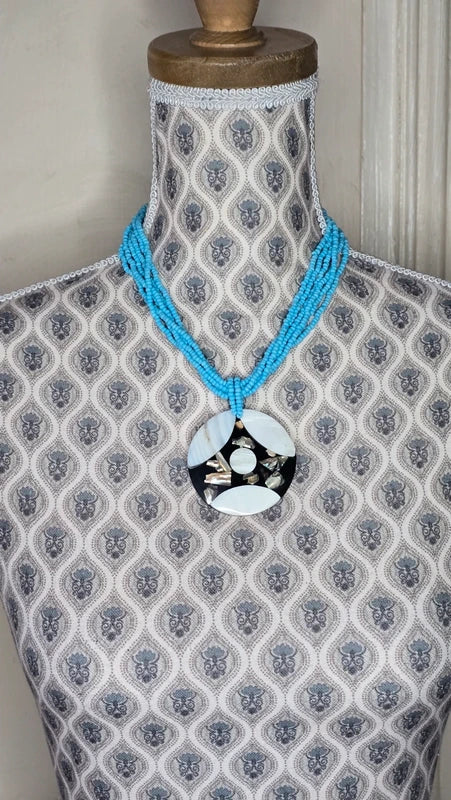 collier vintage - neuf - multi rang perles bleu turquoise - pendentif rond nacre noir blanc irisé bohème