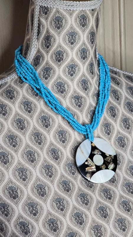 collier vintage - neuf - multi rang perles bleu turquoise - pendentif rond nacre noir blanc irisé bohème