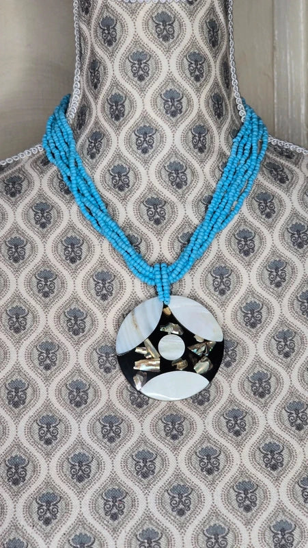 collier vintage - neuf - multi rang perles bleu turquoise - pendentif rond nacre noir blanc irisé bohème