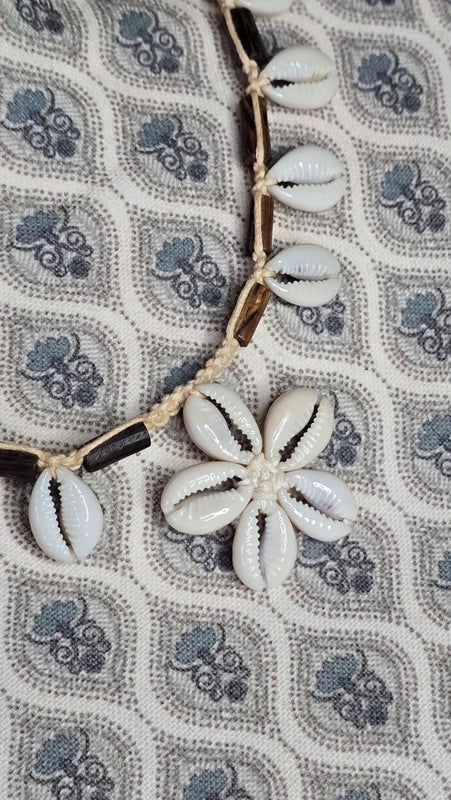 collier vintage - coquillages cauris - perles bois - cordon beige tressé blanc crème - bohème plage - mixte