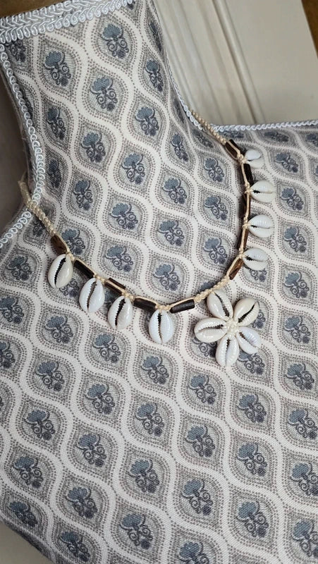 collier vintage - coquillages cauris - perles bois - cordon beige tressé blanc crème - bohème plage - mixte