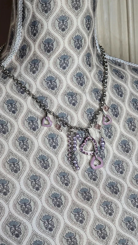 collier vintage - neuf - chaine argenté maillon rond - pendentifs strass coeurs émaillé - perles mauve lila violet - girly femme ado