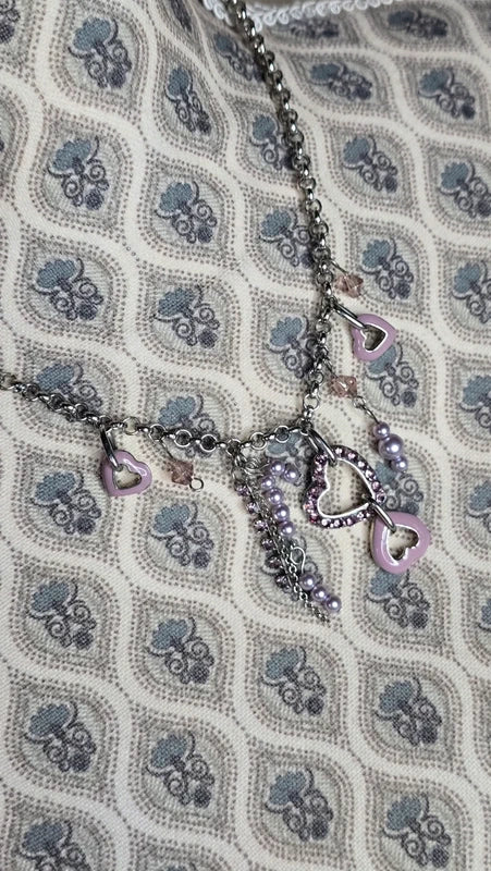 collier vintage - neuf - chaine argenté maillon rond - pendentifs strass coeurs émaillé - perles mauve lila violet - girly femme ado