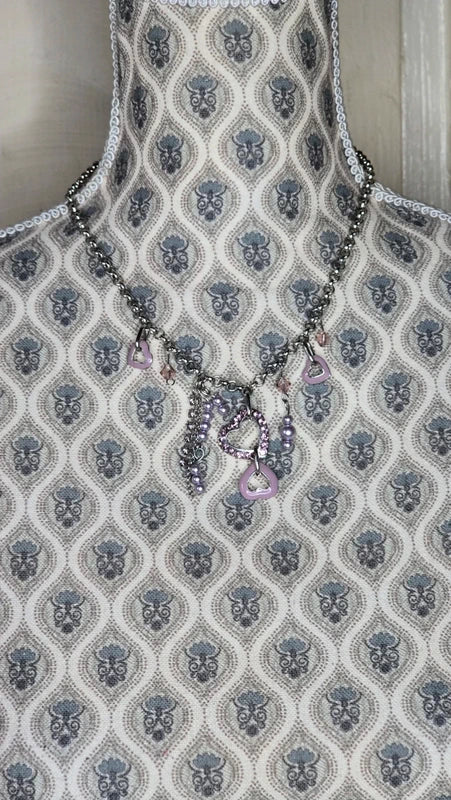 collier vintage - neuf - chaine argenté maillon rond - pendentifs strass coeurs émaillé - perles mauve lila violet - girly femme ado