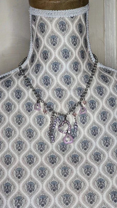 collier vintage - neuf - chaine argenté maillon rond - pendentifs strass coeurs émaillé - perles mauve lila violet - girly femme ado