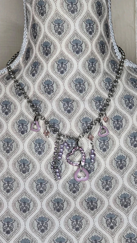 collier vintage - neuf - chaine argenté maillon rond - pendentifs strass coeurs émaillé - perles mauve lila violet - girly femme ado