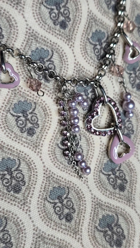 collier vintage - neuf - chaine argenté maillon rond - pendentifs strass coeurs émaillé - perles mauve lila violet - girly femme ado