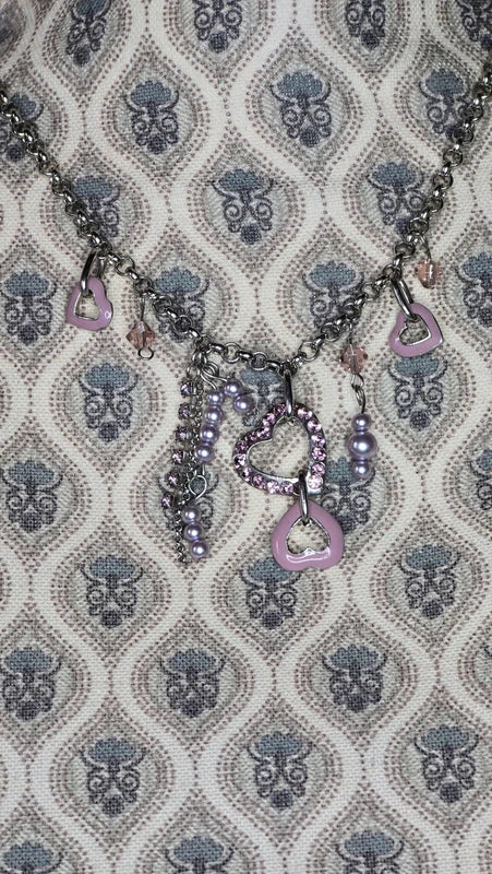 collier vintage - neuf - chaine argenté maillon rond - pendentifs strass coeurs émaillé - perles mauve lila violet - girly femme ado