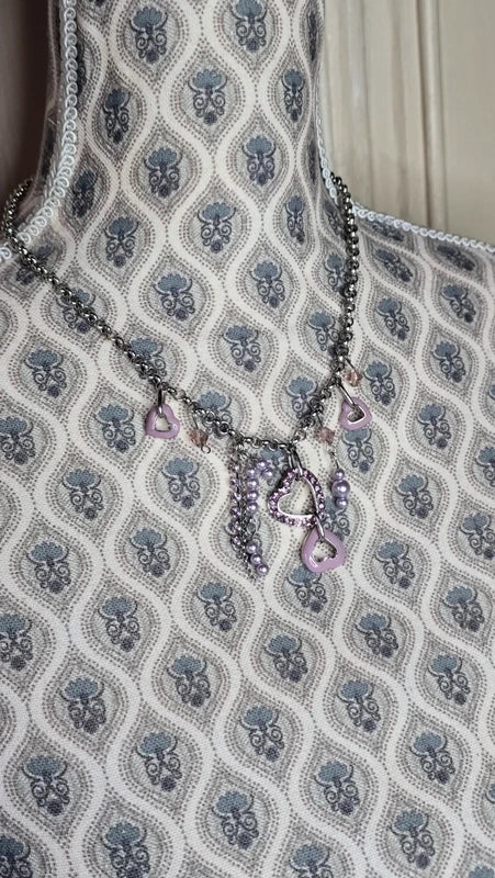 collier vintage - neuf - chaine argenté maillon rond - pendentifs strass coeurs émaillé - perles mauve lila violet - girly femme ado