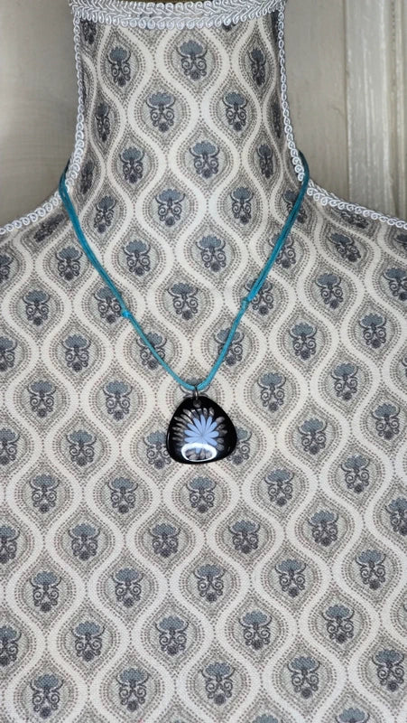 collier vintage - neuf - cordon bleu turquoise - pendentif triangle fleur noir blanc résine - femme fille