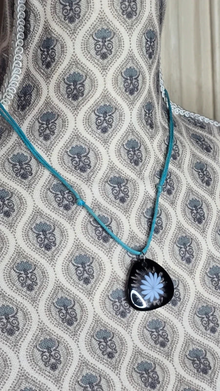 collier vintage - neuf - cordon bleu turquoise - pendentif triangle fleur noir blanc résine - femme fille