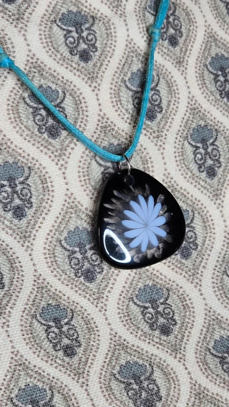 collier vintage - neuf - cordon bleu turquoise - pendentif triangle fleur noir blanc résine - femme fille